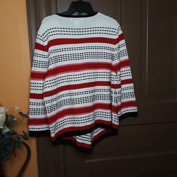Alfred Dunner Women's Sweater size M Textured Chevron Asymmetrical Hem - Picture 5 of 10